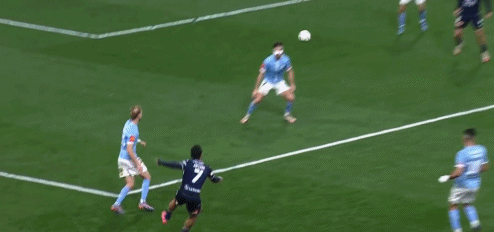 雷速评审团:墨尔本城后卫禁区手球未判点,你认为是否正确?