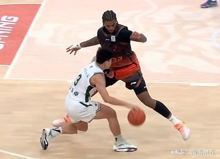 开云APP-丢人！拿600万，却全场0分，还遭教练弃用，球迷：不上他山东必赢